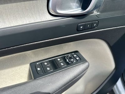 2025 Volvo XC40 B5 Plus Bright Theme