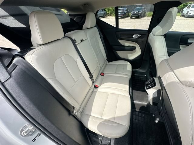 2025 Volvo XC40 B5 Plus Bright Theme