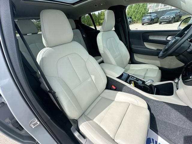 2025 Volvo XC40 B5 Plus Bright Theme
