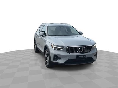 2025 Volvo XC40 B5 Plus Bright Theme