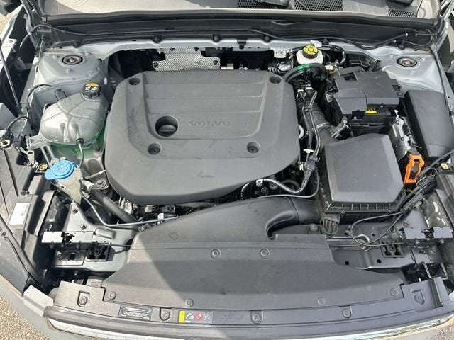 2025 Volvo XC40 B5 Plus Bright Theme