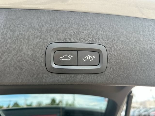 2025 Volvo XC40 B5 Plus Bright Theme