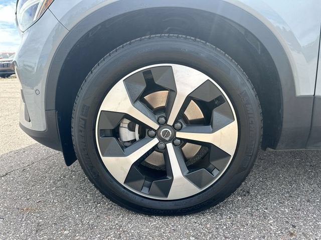 2025 Volvo XC40 B5 Plus Bright Theme